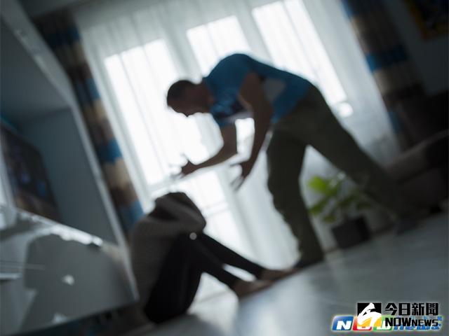 ▲恐怖情人通常會認為另一半是自己所有物，小事情容易暴躁生氣。（圖／NOWnews資料庫）