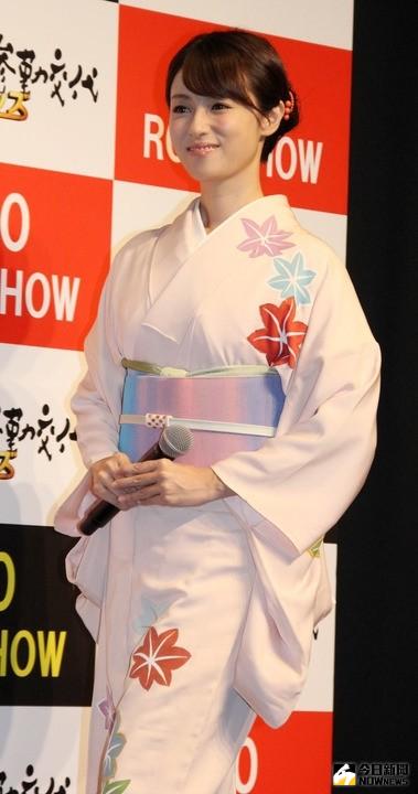 ▲深田恭子穿和服出席電影宣傳活動。（圖／翻攝自推特）
