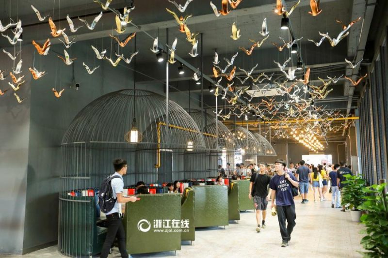 餐廳天花板上的裝飾飛鳥。