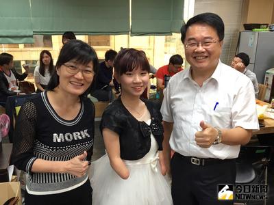 民進黨立委吳秉叡（前右）國會辦公室31日來了一位貴賓－「折翼天使」郭韋齊（前中），7歲時因重病四肢截肢，卻沒有放棄自己，已成功挑戰單車環島、登玉山，更將在9月4日挑戰泳渡日月潭。中央社記者陳俊華攝　105年8月31日