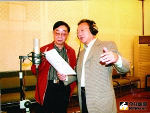 許鏡清（左）與蔣大為錄製歌曲。