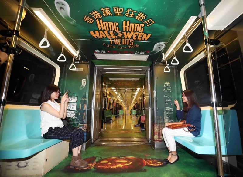 ▲台北捷運驚現香港萬聖節造景，讓民眾搭乘主題車廂彷彿進入刺激驚喜的冒險旅程。（圖／香港旅展局提供）