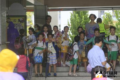 颱風梅姬來襲，27日高雄上午上班、中午12時過後才放假，引來不少家長質疑「擾民」不便，中午學生擠在校門，等待家長來接。中央社記者董俊志攝  105年9月27日
