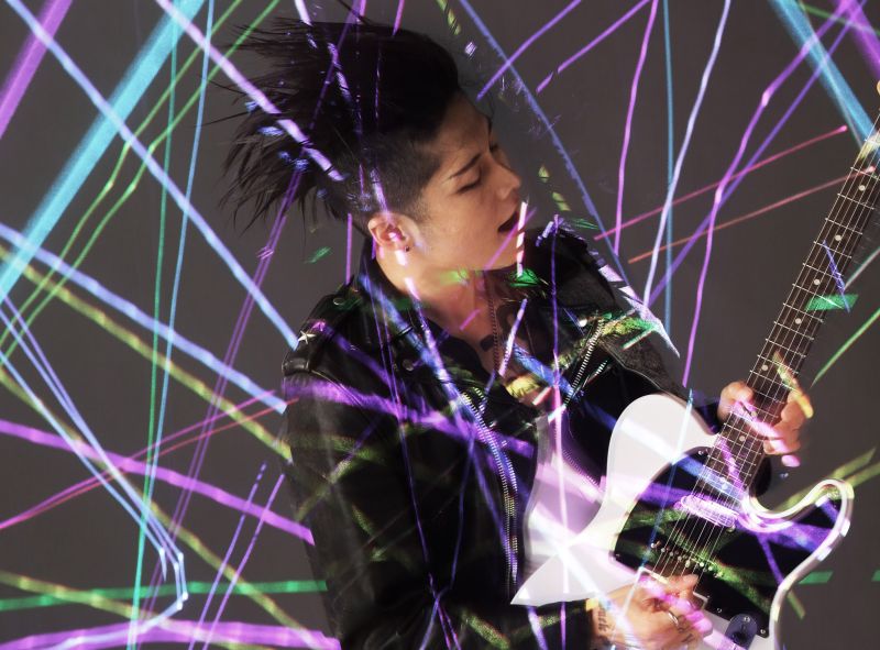 ▲MIYAVI推出新作，MV找來漫畫大師手塚治虫合作，重現經典「火鳥」。（圖／環球提供，2016.09.06）