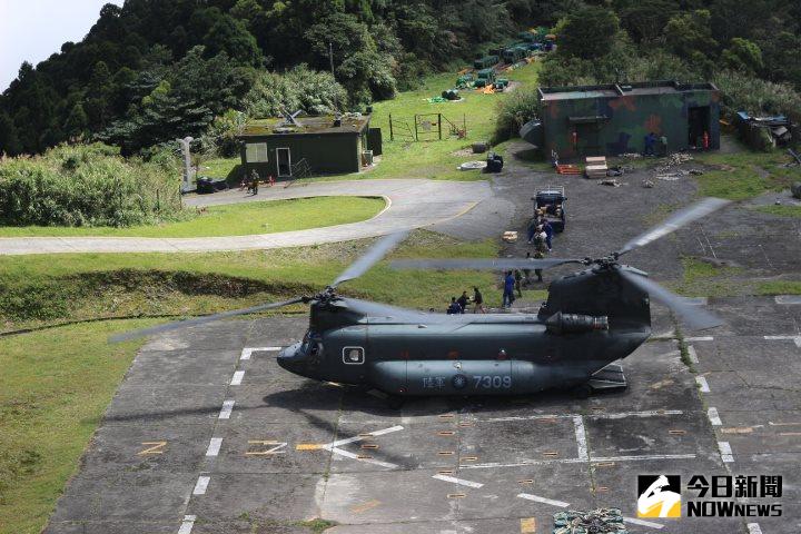 ▲梅姬颱風來襲，空軍S-70C直升機與陸軍CH-47SD運輸直升機馳援大漢山雷達站。（圖／空軍戰管聯隊提供）