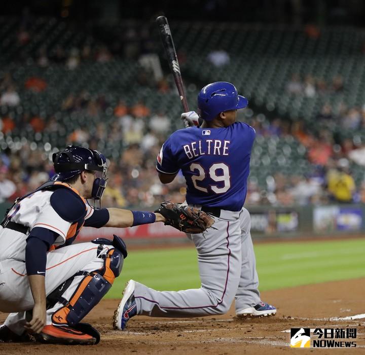 ▲遊騎兵隊Adrian Beltre單膝跪地轟出全壘打。（圖／美聯社／達志影像）