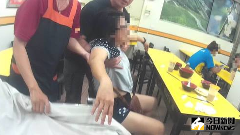 ▲嘉義一名50歲李姓女子27日凌晨吃消夜時，突然呼吸急促險丟命。（圖／翻攝畫面）