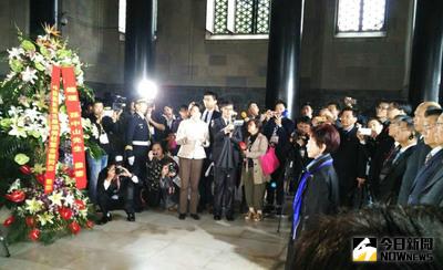 中國國民黨主席洪秀柱31日上午在大陸南京中山陵謁陵，隨團發言人王鴻薇念祭文。中央社記者張淑伶南京攝　105年10月31日