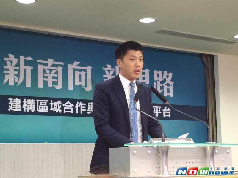 ▲針對落實新南向政策推動，民進黨發言人王閔生今(28)日轉述，身兼黨主席的總統蔡英文在中執會中表示，新南向政策「不是一個吊在你面前的果子，是要透過努力才會得到的」，她並期許國營企業可以作新南向政策的領頭羊。（圖／記者林人芳攝，2016.12.28）