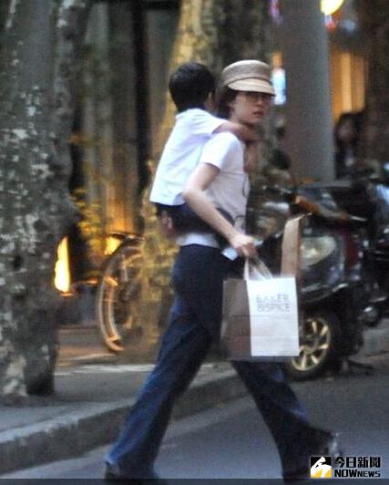 孫儷背兒子過馬路，等等在媽媽背上樂開花。