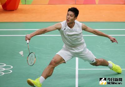 中華隊羽球一哥周天成（圖）在里約奧運羽球男子單打以分組第一晉級16強後，15日（里約時間）以2比0擊敗香港選手胡贇，順利晉級8強。下一場則面對馬來西亞球王李宗偉。中央社記者徐肇昌里約攝  105年8月16日