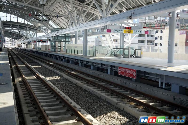 台中鐵路邁入新紀元，16日凌晨將正式由平面鐵道切換至高架鐵道。（圖／官達里攝）