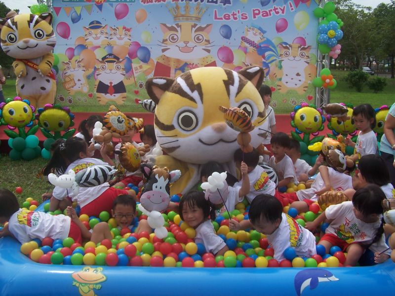 ▲小朋友在許願球池和「貓裏喵」玩的不亦樂乎！（記者許素蘭／攝）