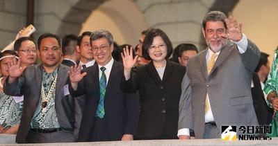 總統蔡英文（前右2）、友邦聖文森總理龔薩福（前右）、副總統陳建仁（前左2）等人10日出席在台北賓館舉行的中華民國105年國慶酒會，向現場貴賓們揮手致意。中央社記者謝佳璋攝　105年10月10日