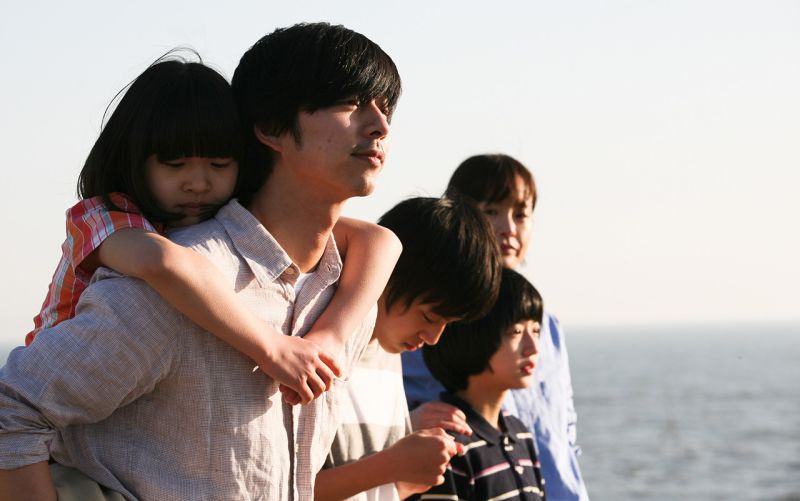 ▲孔侑（左二）主演《熔爐》，電影改編自真實事件，劇情內容相當揪心。（圖／《熔爐》劇照，2016.10.23）