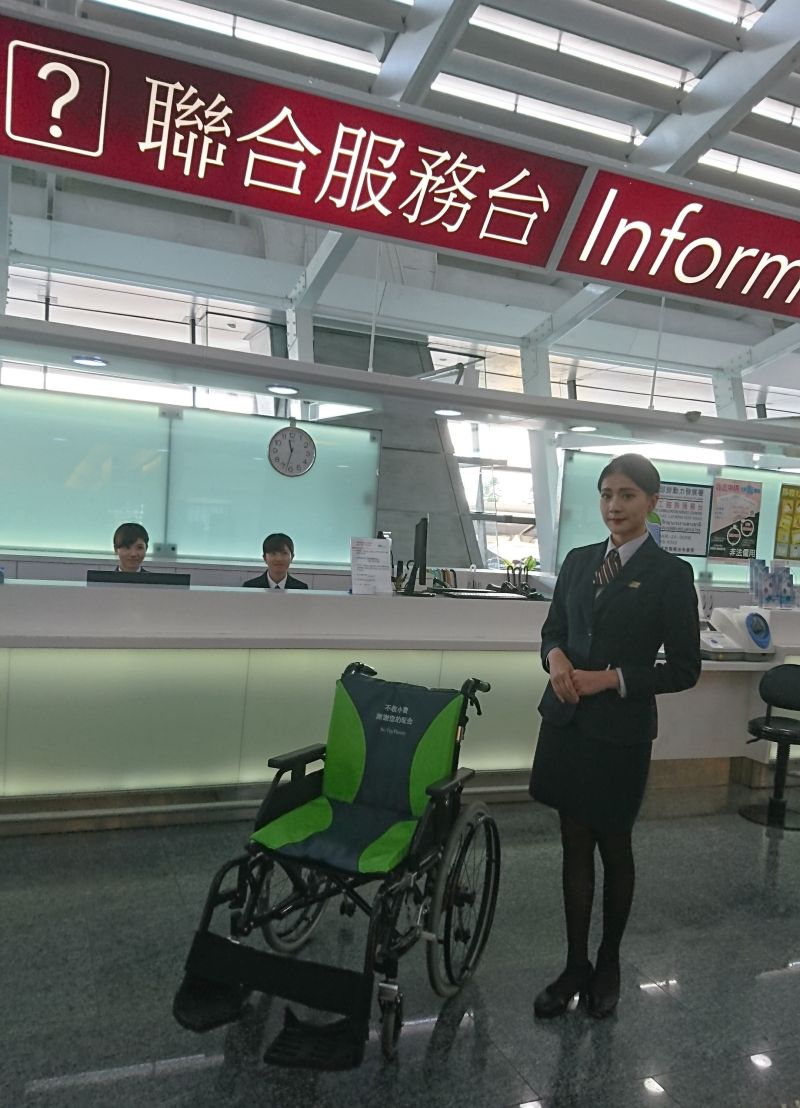 ▲出境服務台人員展示無障礙服務的輪椅。（圖／桃園機場公司提供）