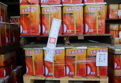 強冠公司以煉製收集的餿水油等製作全統香豬油（圖）等產品販售案，一審依詐欺及違反食安法判董事長葉文祥徒刑20年。高雄高分院25日改判22年。（檔案照片）中央社記者陳朝福高雄攝  105年8月25日