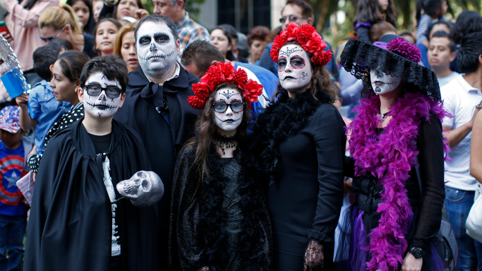 ▲慶祝亡靈節，盛大的死亡遊行正在墨西哥城舉行。（圖／達志影像／美聯社）