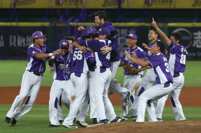 中華職棒總冠軍賽「台灣大賽」29日第6戰，一路落後的義大犀牛在9局上演逆轉秀，高孝儀安打追平比數，再趁中信兄弟彭政閔守備失誤，4比3獲勝，贏得義大第一座總冠軍。賽後球員衝進場內慶祝。中央社記者張新偉攝　105年10月29日