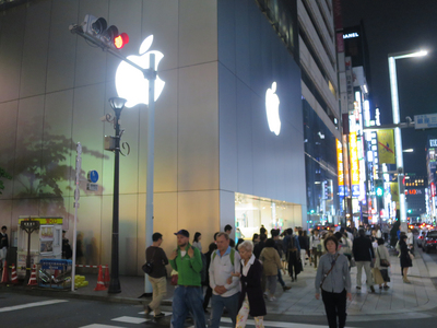 6日上午，位於東京中央區的美國IT企業「蘋果」直營店收到有人聲稱要炸掉該店的郵包。為安全起見，這家店取消下午預定的活動。圖為資料畫面中央社記者楊明珠東京傳真 104年12月6日