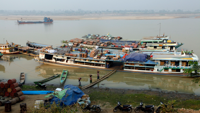 ▲緬甸船隻超載乘客導致翻覆的意外屢有所聞。（圖／達志影像／美聯社）