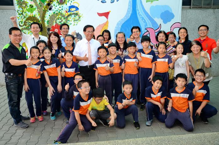 縣長林明溱13日走訪埔里五所國中小，中峰國小學生和縣長開心合影。