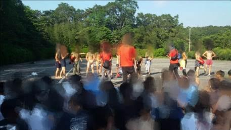 ▲景文科大4系學會舉辦聯合迎新活動，玩遊戲竟強脫新生內衣褲。（圖／翻攝畫面）