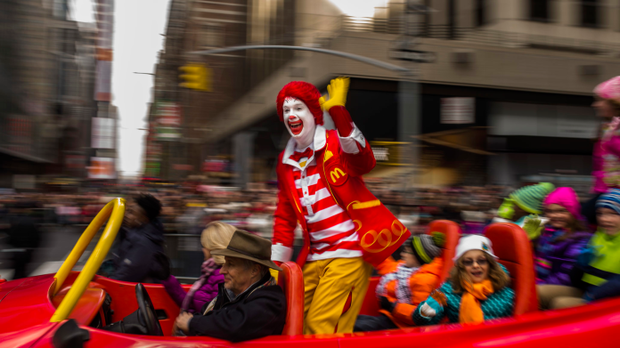 ▲英國社會近期吹起一股恐怖小丑歪風，讓街頭治安亮紅，速食業者麥當勞已聲明，會減少讓吉祥物「麥當勞叔叔」露面的機率。（圖／達志影像／美聯社）