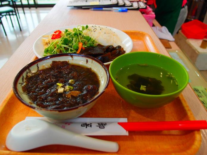 ▲梅干扣肉飯是三峽火化場內複珍餐坊的招牌美食餐點。（圖／記者黃村杉攝）。