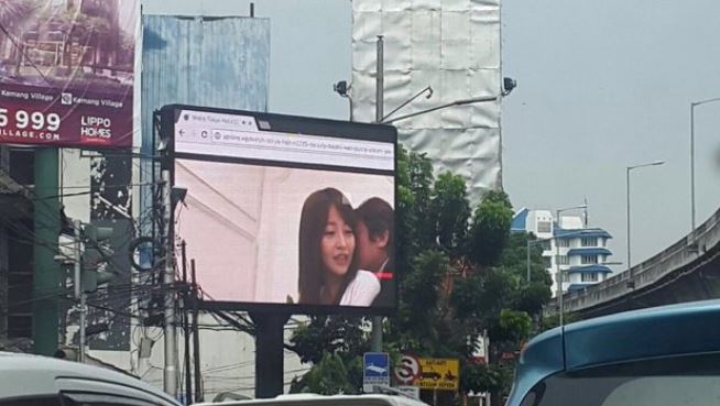 ▲街頭廣告播日本A片，無碼吟聲讓馬路大塞車。（圖／翻攝自YouTube）