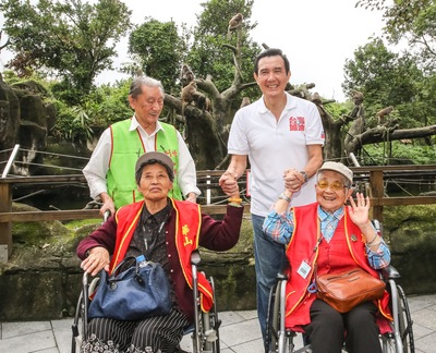 前總統馬英九（後右）13日出席華山基金會等舉辦「老人秋季登高郊遊活動」，推著輪椅幫助長者同遊動物園。中央社記者郭日曉攝 105年10月13日