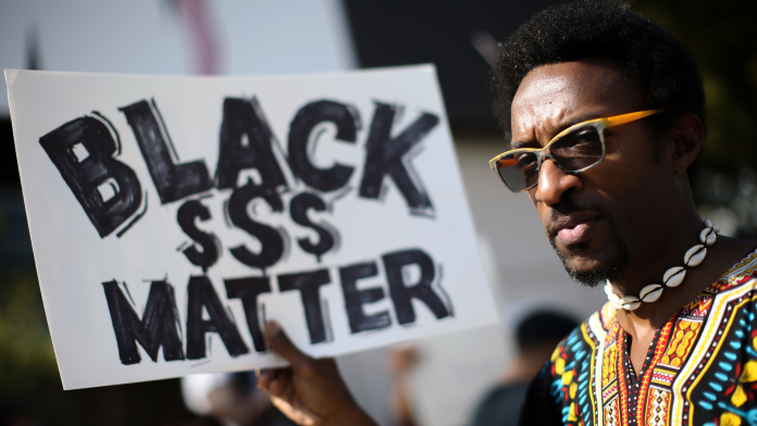 ▲南加州5天內傳出3起警察射殺非裔人士事件，抗議民眾高舉「黑人的命也是命」的標語示威。（圖／達志影像／美聯社）
