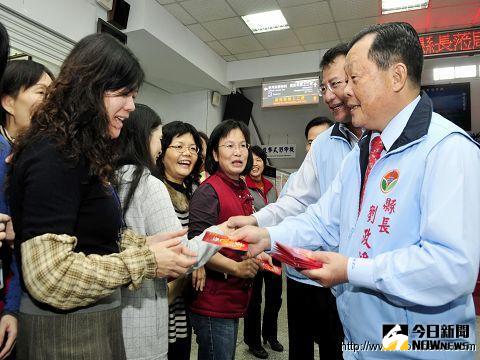 苗栗縣長劉政鴻發蛇年「福袋」給縣府員工。(圖／記者許素蘭攝)