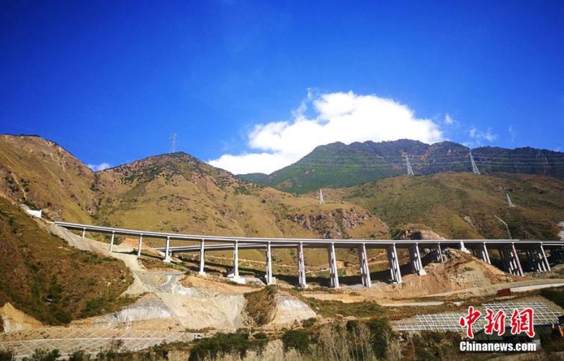 雅康高速公路工地上的景觀大道。