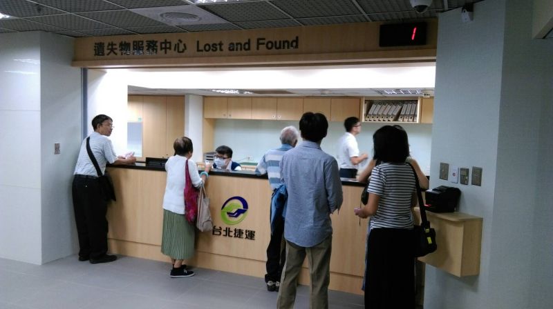 ▲臺北捷運遺失物中心遷移新址，今(18)正式啟用，新服務處位於捷運臺北車站旁、中山地下街R1出口附近的地下2樓，服務時間為每週二至週六中午12時至晚上8時(不含國定假日)。（圖／北捷公司提供）