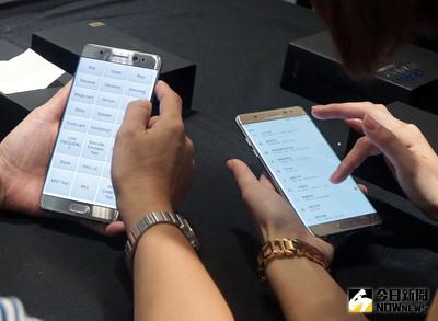 全球傳出數起Samsung Note 7燃燒事故，韓國手機大廠三星日前宣布，將針對全球Note 7用戶提供更換新機服務，並暫停銷售。台灣三星23日起開始進行Note 7換機作業，不少用戶下午到銷售門市更換手機，由門市人員協助下將舊手機資料備份到新手機。中央社記者裴禛攝 105年9月23日