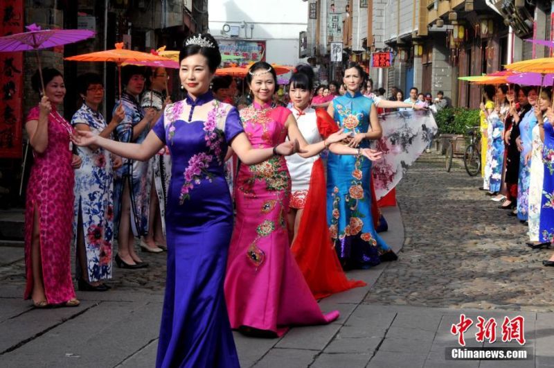 兩岸旗袍愛好者明代古街走秀。