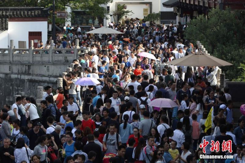 圖為10月3日，遊客們在南京夫子廟景區內遊玩。