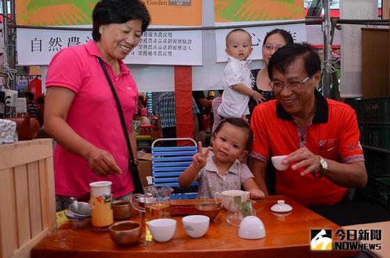▲茶伯林明溱與 4歲小泡茶師相見歡。（記者扶小萍攝）