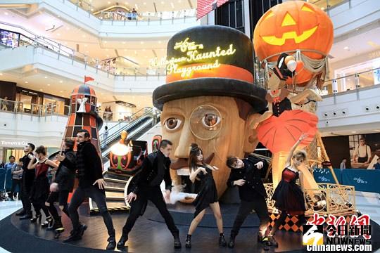 捷克巨型木偶亮相上海，營造萬聖節神秘魔。