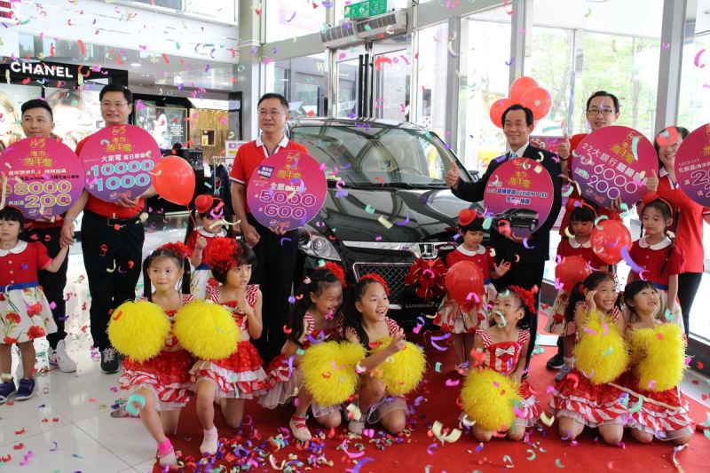 ▲台南大遠百週年慶首日，搶購排隊商品。