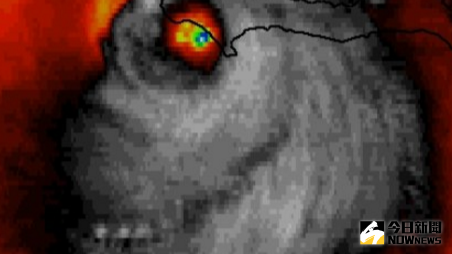 ▲馬修颶風強大的暴風圈，在衛星影像呈現下如一副鬼臉。（圖／翻攝自推特）