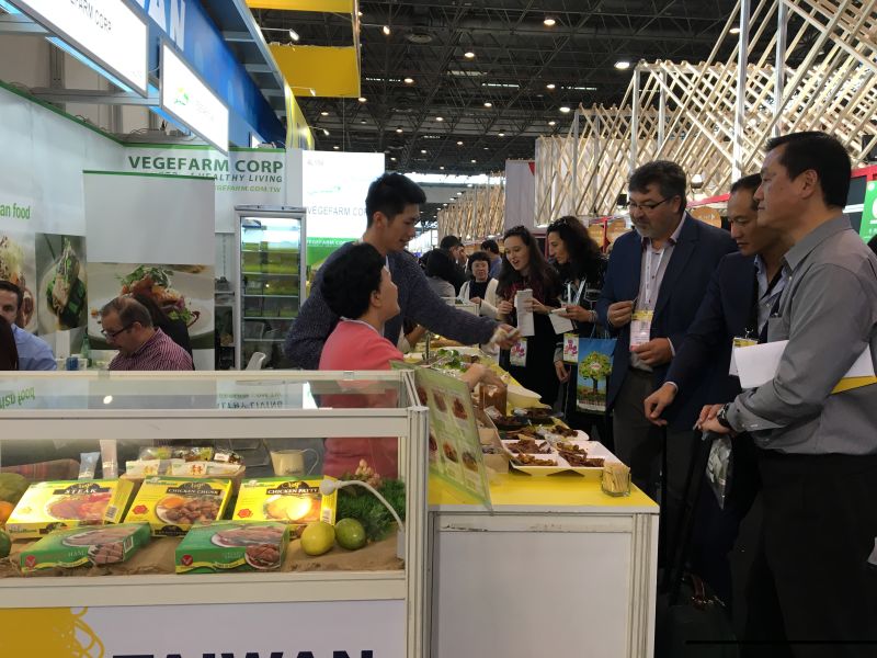 ▲2016年巴黎國際食品展（SIAL 2016）開幕，台灣素食產品受到許多買主前來試吃及洽談。（圖／外貿協會提供）