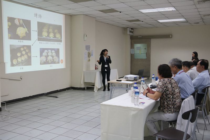 弘光科技大學食品科技系舉辦「2016年台灣食品產業新一代創新產品競賽  決賽」，以開發高齡消費族群加工食品為主題，全國各大學研發的十二種  創新產品，讓高齡者吃得健康。記者陳榮昌／攝