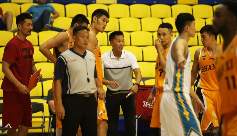 許晉哲（中）率領山西返台踢館，一舉奪冠。（圖／中華籃協提供）