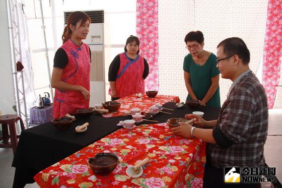▲南投茶博有客家擂茶製作體驗。（記者扶小萍攝）