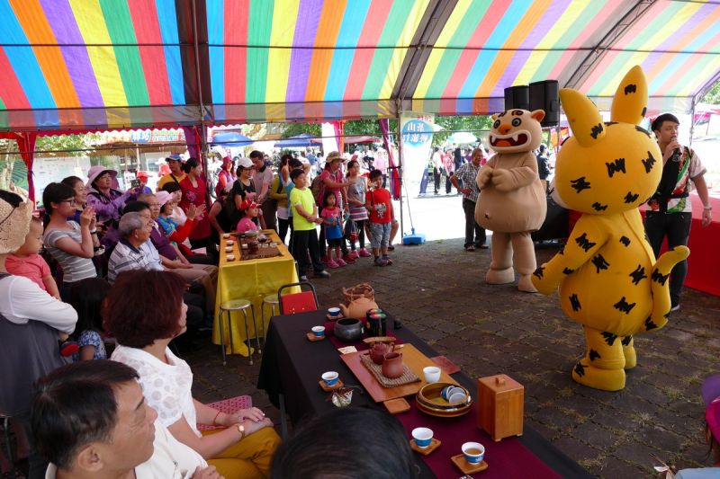 為了讓更多人感受鹿谷鄉的幽靜美麗，體驗田園的慢活步調及茶鄉濃濃氛圍，2日由鹿谷鄉公所於凍頂山與麒麟潭，舉辦「2016茶山輕旅行－凍頂山與麒麟潭漫遊」輕旅行活動。