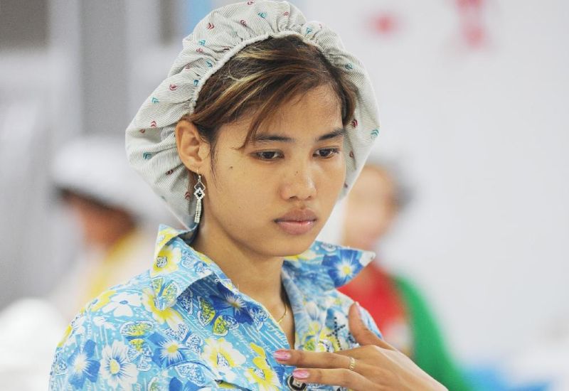 柬埔寨血汗工廠，年輕妹子做苦工。