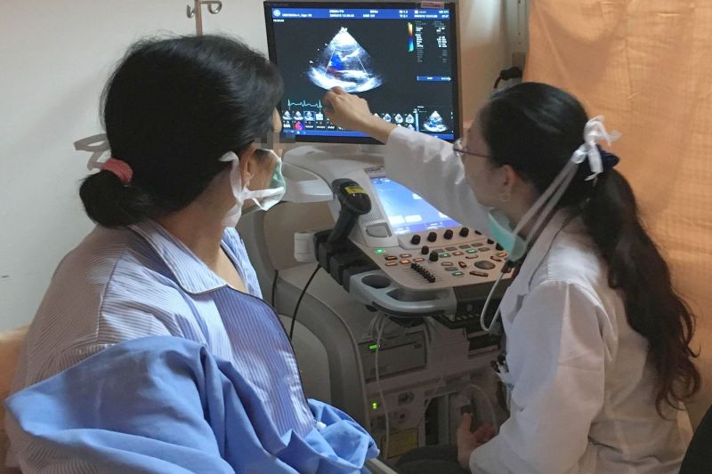 ▲奇美醫學中心心臟血管內科主治醫師張瑋婷(右一)向病人解釋病情。
