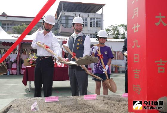 ▲東勢區石角國小因校舍年久老舊拆除整建，市長林佳龍（中）主持動土儀式。〈圖／記者黃玿琮攝〉